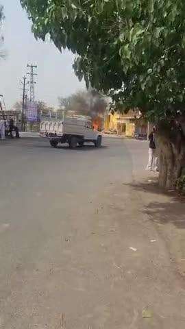 रायसिंहनगर: रायसिंहनगर में ट्रक यूनियन पुलिया के पास मोटरसाइकिल में लगी आग