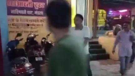मंडला: कलेक्टर सोमेश मिश्रा साइकिल से माहिष्मती घाट पहुंचे, पंच चौकी महाआरती में हुए शामिल