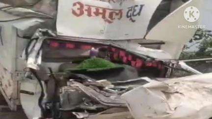 नामकुम: रामपुर चौक में खड़े ट्रक से टकराई पिकअप वैन, चालक की मौके पर ही मौत