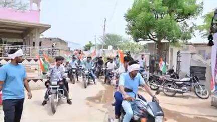 खण्डेला में सेना के सम्मान में निकाली तिरंगा रैली में जनसेवक किशोर दुल्हेपुरा शामिल होकर सैनिकों का सम्मान किया।