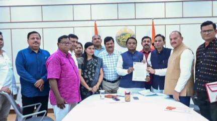 ସଦର: ଭୁବନେଶ୍ୱର ଠାରେ ମୁଖ୍ୟମନ୍ତ୍ରୀଙ୍କୁ ଭେଟିଲେ କଳାହାଣ୍ଡିର 13 ଜଣିଆ ପ୍ରତିନିଧି ଦଳ