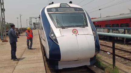नौतनवा: वंदे भारत ट्रेन 16 कोच के साथ ट्रायल के लिए पहुंची नौतनवा रेलवे स्टेशन