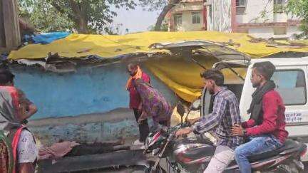 जय श्री राम
दुर्गा मंदिर के पास एक भिक्षुक की मौत की खबर जैसे ही पार्षद सिल्लू रजक मिलने पर तत्काल घटना स्थल पर पहुंचकर शव को वरिष्ठ समाजसेवी रंजीत बशाक जीकी शव वाहन से विकास जोतवानी के माध्यम से जयसिंहनगर पहुंचवाया गया