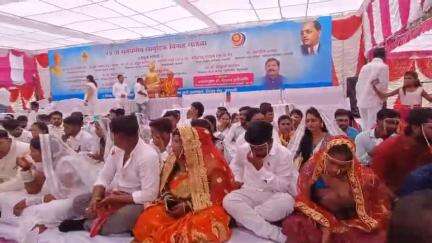 परभणी: महात्मा फुले विद्यालय मैदानावर सर्वधर्मीय सामूहिक विवाह सोहळ्यात 81 जोडपे विवाहबद्ध