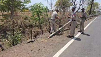 जबेरा: सड़क दुर्घटनाओं को देखते हुए सिंग्रामपुर पुलिस की पहल, अंधे मोड़ व स्पीड ब्रेकर पर लगाए रेडियम
