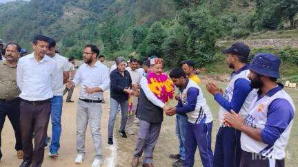 भलेई: विधायक डीएस ठाकुर ने सिंगाधार के बरोटी में आयोजित क्रिकेट प्रतियोगिता के समापन समारोह में की शिरकत