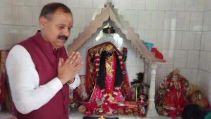 डोईवाला: डोईवाला विधायक बृजभूषण गैरोला ने कान्हरवाला स्थित मां काली मंदिर में आयोजित धार्मिक कार्यक्रमों में किया प्रतिभाग