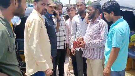 నిర్మల్: నిజాయితీని చాటుకున్న నిర్మల్ పట్టణంలోని ఆటో డ్రైవర్: మర్చిపోయిన నగదు సామాగ్రి అందజేత