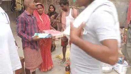 दलसिंहसराय: दलसिंहसराय में समाजसेवी राजू साहनी ने अग्नि पीड़ित परिवारों को आर्थिक मदद और राशन सामग्री दी