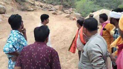 MLA अरविंद पटेरिया ने नवनिर्मित माता बंबरबैनी पहुंच मार्ग, बड़े तालाब, मुक्ति धाम व अन्य निर्माण कार्यों का किया निरीक्षण