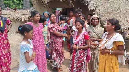 ইলামবাজার: ইলামবাজার ব্লকের ঘুড়িষার বাউরীপাড়ায় এক গৃহবধুর ঝুলন্ত দেহ উদ্ধারকে ঘিরে এলাকায় চাঞ্চলে সৃষ্টি, ঘটনাস্থলে প্রশাসন