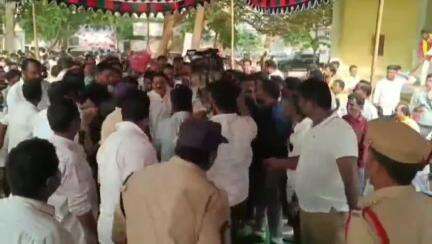 పిఠాపురం: మార్కెట్ కమిటీ ప్రమాణ స్వీకార మహోత్సవం ప్రారంభంలో జనసేన, టిడిపి మధ్య ఉద్రిక్తత