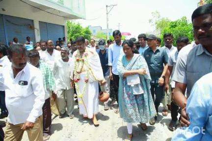 జనగాం: కాంగ్రెస్ పార్టీ సీనియర్ కార్యకర్త మృత దేహానికి పూలమాలవేసి నివాళులర్పించిన  ఎంపీ, ఎమ్మెల్యే