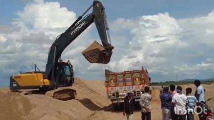 మణుగూరు: మణుగూరు ఇసుక సొసైటీ రాంపుల్లో డబ్బుల వస్తువులపర్వం కొనసాగుతుందని లారీ డ్రైవర్లు ఆందోళన.