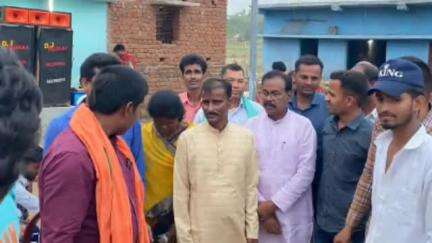 लावालौंग: विधायक जनार्दन पासवान लेवाड़ गांव पहुंचे, लोगों से मिलकर उनकी समस्याओं से अवगत हुए