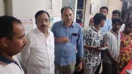 ప్రభుత్వ సర్వజన ఆస్పత్రిలోని అత్యవసర విభాగాన్ని అకస్మాకంగా తనిఖీ చేసిన ఆసుపత్రి సూపర్డెంట్ వెంకటేశ్వరరావు