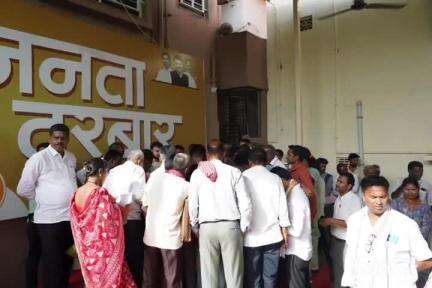 लाखनी: लाखनी येथील निवासस्थानी जनता दरबारातून आमदार परीणय फुके यांनी सोडविल्या नागरिकांच्या समस्या