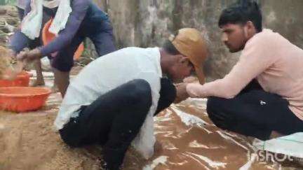 भंडारा: किरमटी येथे पावसामुळे शेतकऱ्यांनी वाळू घातलेला धान पाण्यात भिजला ! नुकसान भरपाई मिळण्याची शेतकऱ्यांची मागणी #jansamasya