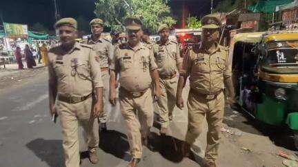 चरखारी: चरखारी में शांति व्यवस्था एवं जनमानस में सुरक्षा की भावना जागृत करने के लिए पुलिस टीम ने किया पैदल गश्त