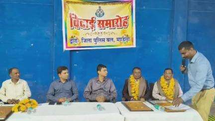 मंडला: मंडला पुलिस के चार अधिकारी हुए सेवानिवृत्त, पुलिस लाइन में एएसपी ने किया सम्मानित
