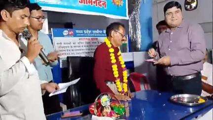 बक्स्वाहा: बाजना में बैंक मैनेजर के सेवानिवृत्त होने पर भावभीनी विदाई दी गई