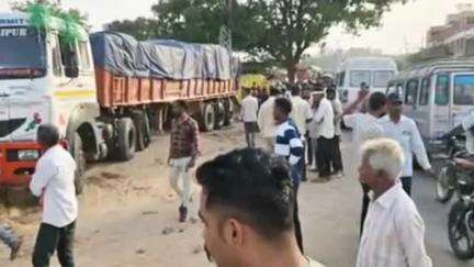 बिछीवाड़ा: बिछीवाड़ा बस स्टैंड पर ट्रेलर ने बाइक को मारी टक्कर, हादसे में पति की मौके पर हुई मौत, पत्नी समेत एक अन्य घायल