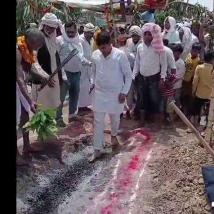 दुर्गावती: अवर्हिया गांव में धूमधाम से मनाई गई राह पूजा, आग के अंगारों पर चलकर लोगों ने किया पूजा-अर्चना