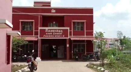 இளையாங்குடி: பெட்சதை கிராமத்தில் டிராக்டரில் மணல் திருட்டில் ஈடுபட்டவர் மீது வழக்கு பதிவு செய்து டிராக்டர் பறிமுதல்