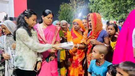 डुमरा: डुमरा रोटी बैंक संस्था की सराहनीय पहल, रेलवे स्टेशन पर लोगों को मुफ्त खाना खिलाया
