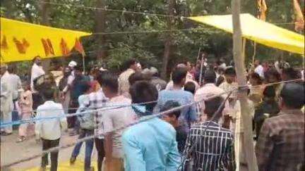 पीलीभीत: सिद्ध बाबा धार्मिक स्थल पर मेले में लगे धार्मिक ध्वज को हटाते पुलिसकर्मी का वीडियो हुआ वायरल