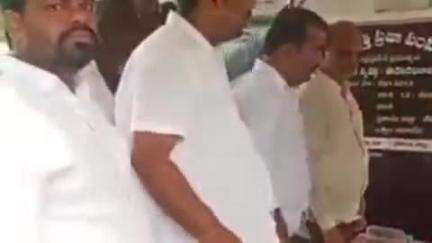 దర్శి: దర్శిలో రేషన్ దుకాణాల వద్ద బియ్యం పంపిణీ కార్యక్రమాన్ని ప్రారంభించిన మాజీ ఎమ్మెల్యే పాపారావు, మున్సిపల్ చైర్మన్ పిచ్చయ్య