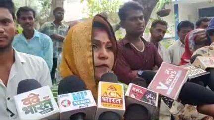 छतरपुर: कैंडी गांव में शराबबंदी की मांग, दुकानों पर शराब बिक्री बंद करवाने के लिए थाना प्रभारी को सौंपा ज्ञापन
