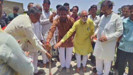 नागदा: विधायक डॉ. तेजबहादुर सिंह चौहान ने सनासला में सड़क नवीनीकरण कार्य का भूमिपूजन किया