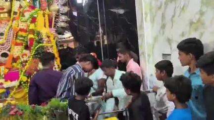 పలమనేరు: గంటావూరు జాతరలో వింత ఘటన.అమ్మాయి వేషంలో ఉన్న అబ్బాయికి తాళి కట్టిన అబ్బాయి,తరువాత విషయం తెలిసిన ప్రజలు అవాక్కు