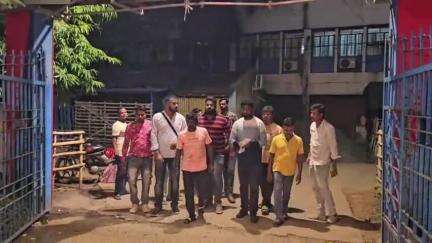 সিউড়ি ১: বীরভূম জেলা BJP যুব মোর্চার পক্ষ থেকে বিক্রমজিৎ সাউয়ের বিরুদ্ধে সিউড়ি থানাতে অভিযোগ দায়ের করল