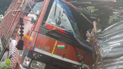 গোয়ালপোখর ২: চাকুলিয়া থানার দেওগাঁও এলাকায় নিয়ন্ত্রণ হারিয়ে একটি চায়ের দোকানে ধাক্কা বাঁশ বোঝাই লরির