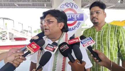 ଛତ୍ରପୁର: ସୁରଟରେ ଓଡ଼ିଆ ସମ୍ମିଳନୀରେ ଯୋଗ ଦେଇ ଫେରିଲେ ଚିକିଟି ବିଧାୟକ, ବ୍ରହ୍ମପୁର ରେଲୱେ ଷ୍ଟେସନରେ ରଖିଲେ ପ୍ରତିକ୍ରିୟା