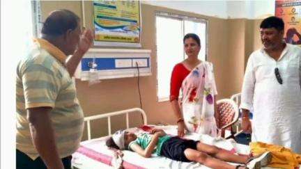 सोनबरसा: शाहपुर पुल के पास ऑटो डिवाइडर से टकराई, एक बच्ची व एक अन्य घायल