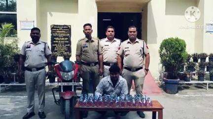 रायगढ़: चक्रधरनगर पुलिस ने तीन अलग-अलग जगहों से 23 लीटर महुआ शराब और 56 पाव देशी प्लेन के साथ बाइक भी जब्त की