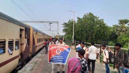নলহাটি ১: নলহাটি RPF এর পক্ষ থেকে রেল যাত্রীদের
 সুরক্ষার উদ্দেশ্যে সচেতন মূলক বার্তা