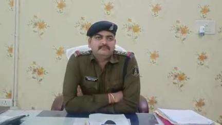 अभनपुर: अभनपुर थाना क्षेत्र में शराब पीने के लिए प्रयोजन उपलब्ध कराने वाले को पुलिस ने पकड़ा