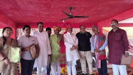 बड़नगर: ग्राम रूपाहेड़ा के शिक्षक के सेवानिवृत्त कार्यक्रम में शामिल हुए विधायक पंड्या