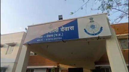 देवास नगर: पुराना बस स्टैंड के पास पुलिस ने एक आरोपी को सट्टा अंक पर्ची के साथ गिरफ्तार किया