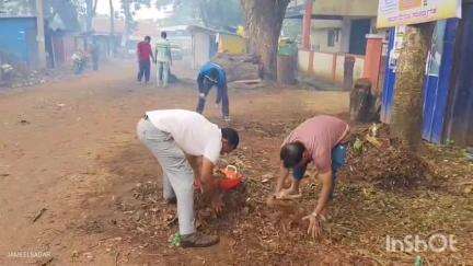 ಸಾಗರ: ನಗರದಲ್ಲಿ ಕ್ಷೇತ್ರ ಶಿಕ್ಷಣಾಧಿಕಾರಿಗಳಿಂದ ಸ್ವಚ್ಚತಾ ಕಾರ್ಯ, ರಸ್ತೆಯಲ್ಲಿನ ಕಸ ಕ್ಲೀನ್ ಮಾಡಿದ ಬಿಇಓ