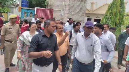 कासगंज: अपर आयुक्त अलीगढ़ मंडल ने ग्राम पंचायत श्यामसर का निरीक्षण किया, जारी किए दिशा निर्देश