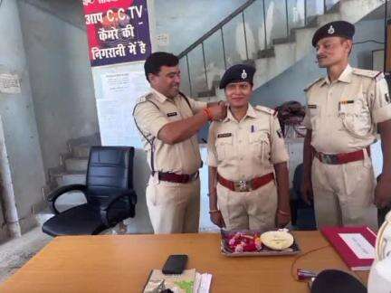पुपरी: नानपुर थाना में PTC जुली कुमारी व धनंजय कुमार सहायक अवर निरीक्षक पद पर पदोन्नत होने पर सम्मानित