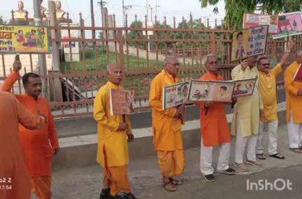 देवास नगर: अंतर्राष्ट्रीय तंबाकू निषेध दिवस पर गायत्री परिवार ने सड़कों पर की नशे की नाकाबंदी, चलाए विविध कार्यक्रम