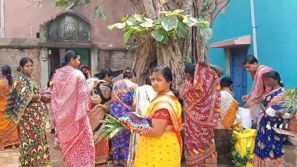 খয়রাশোল: রসা গ্রামে ঐতিহ্য মেনে জামাইষষ্ঠীতে মা ষষ্ঠীর পূজো সম্পন্ন হলো