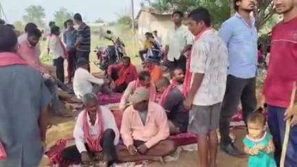 ग्राम नकटी के लोग धरने पर बैठे, 85 लोगों को मिला मकान खाली करने का नोटिस