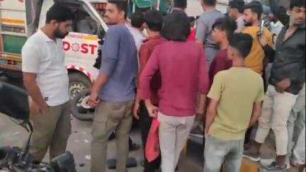 देवास: मक्सी रोड जमना नगर में बाइक सवार को लोडिंग पिकअप ने मारी टक्कर, अस्पताल में भर्ती
